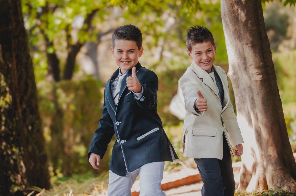 Sesión de comunión de dos hermanos en el Parque del Laberinto de Horta en Barcelona