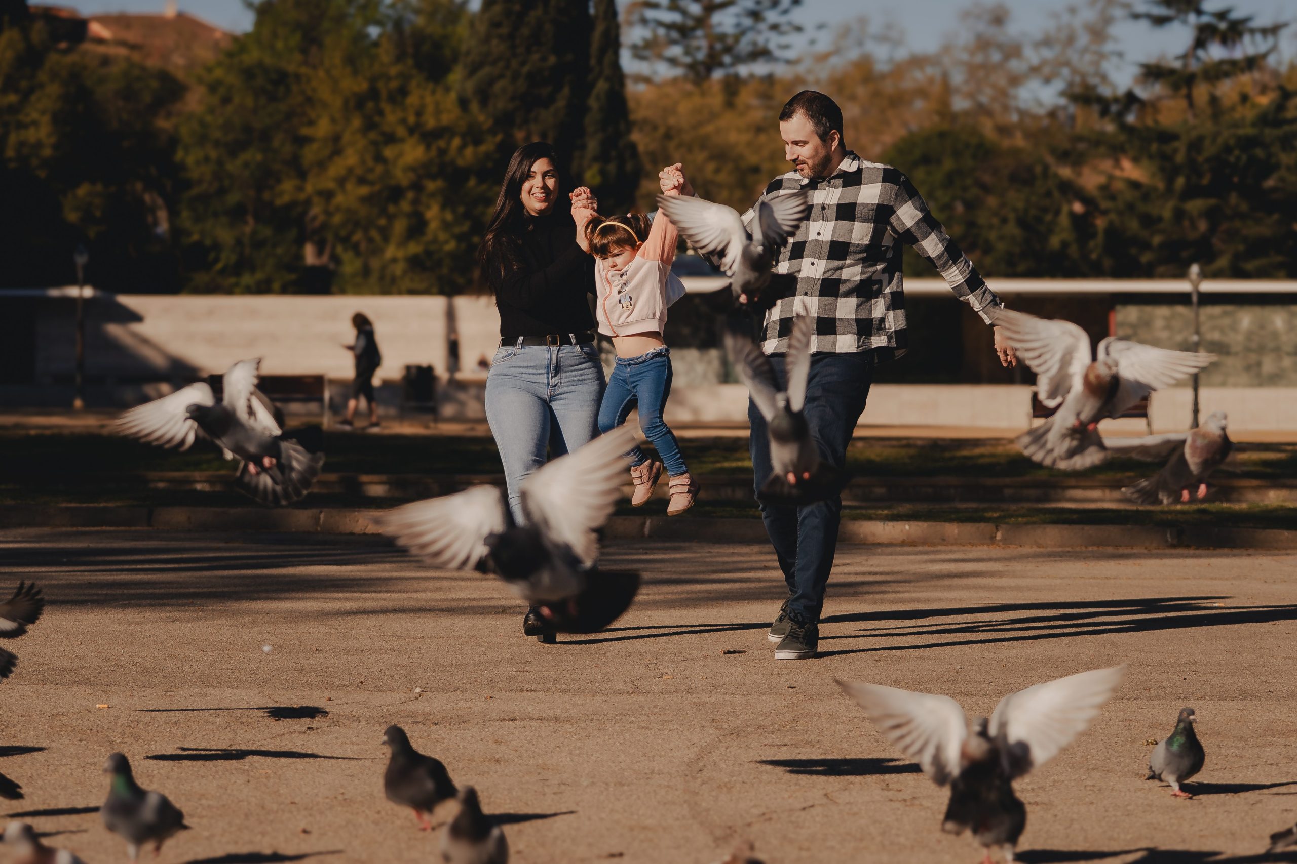 sesión de fotos familiar natural en Barcelona con padres y niños caminando juntos