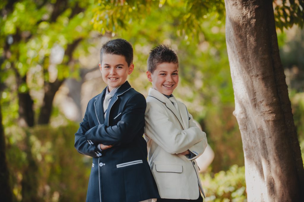 Dos hermanos durante sesión de comunión en el Laberinto de Horta
