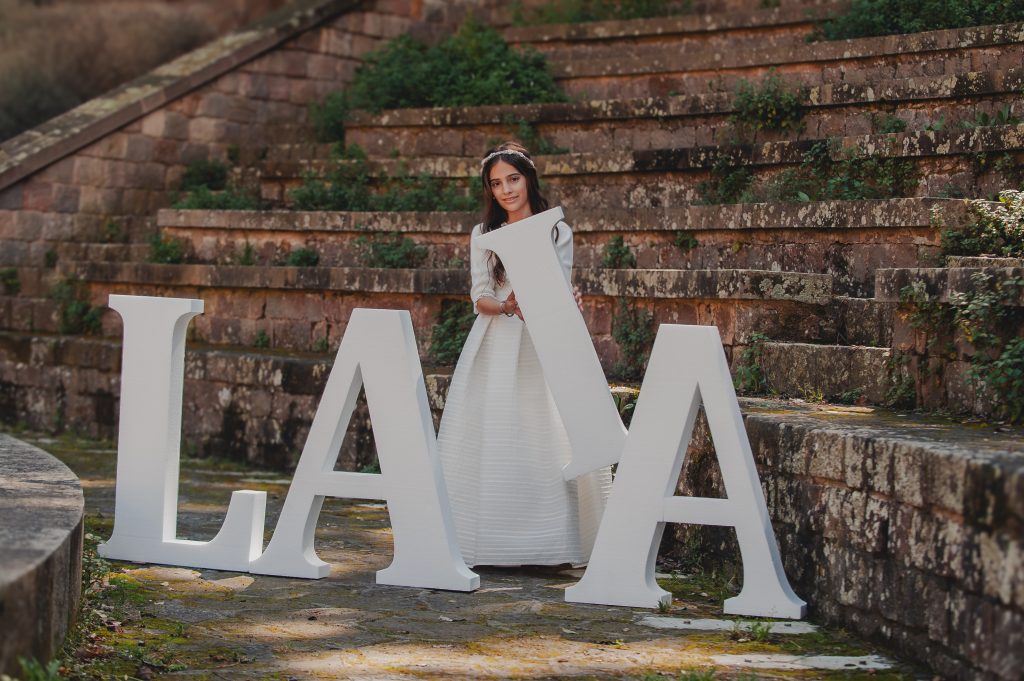 Laia con letras de su nombre en sesión de comunión