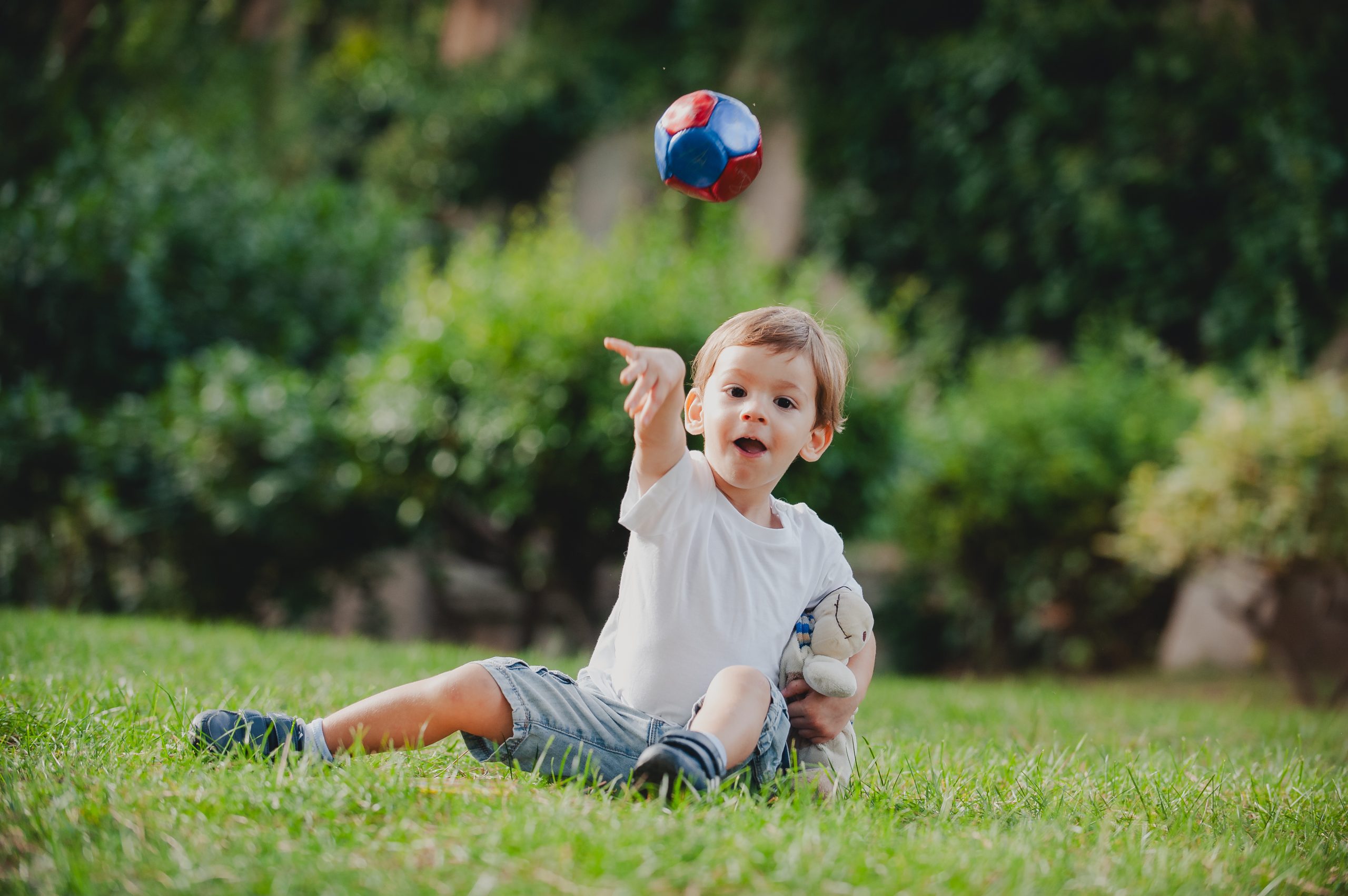 Fotografía natural de niños jugando en el Laberinto de Horta en Barcelona