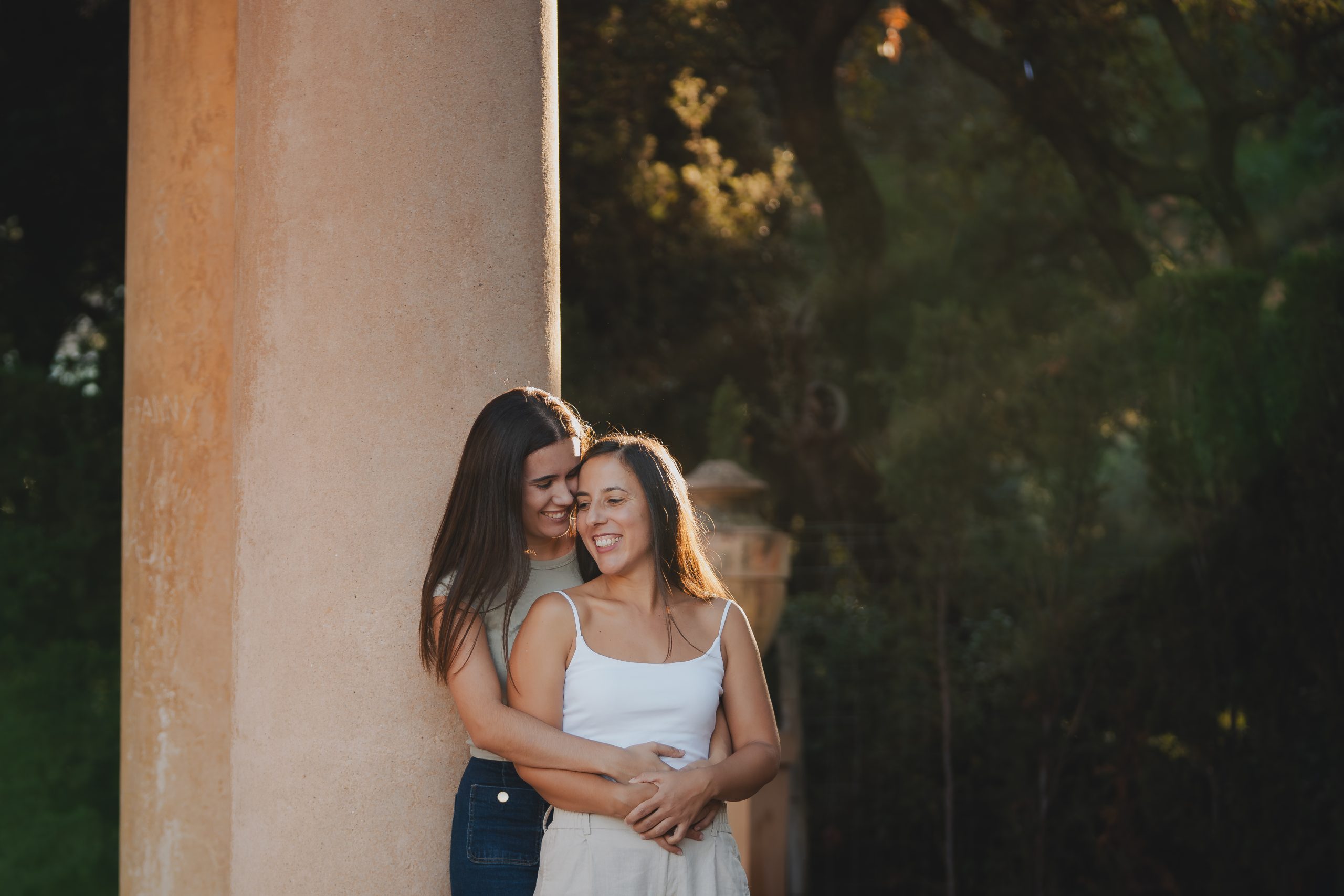 sesión de fotos de pareja de chicas en parque de Barcelona