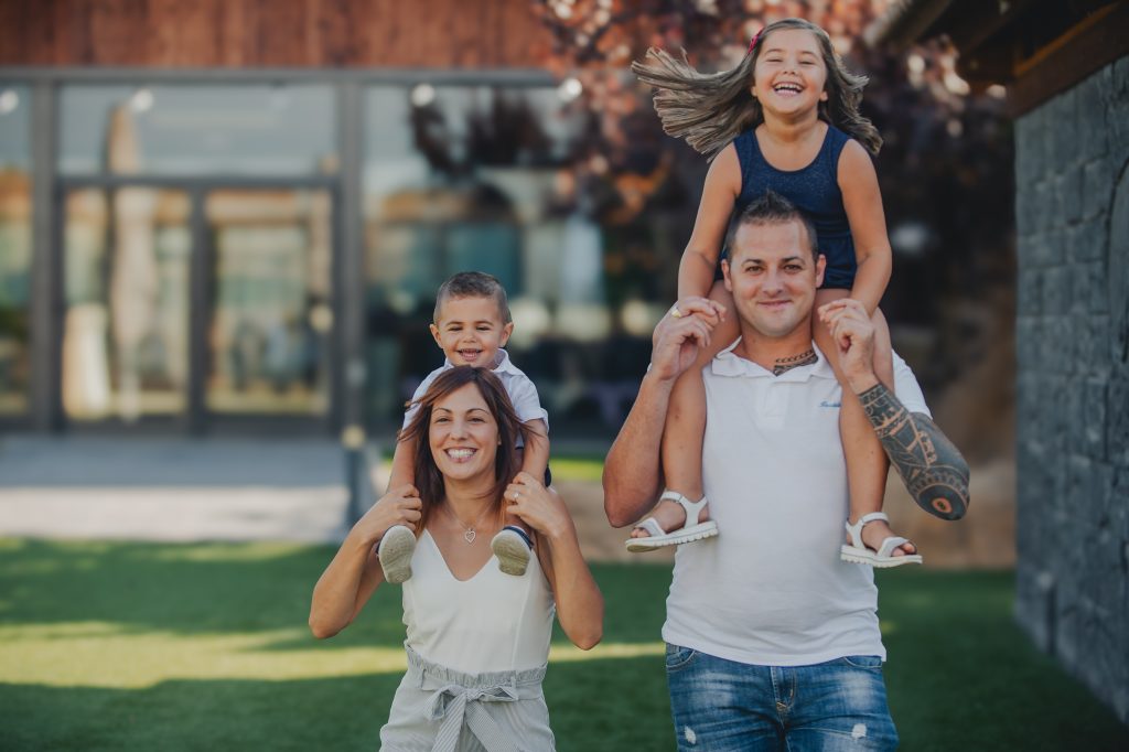 familia con niño y niña en masia les garrigues