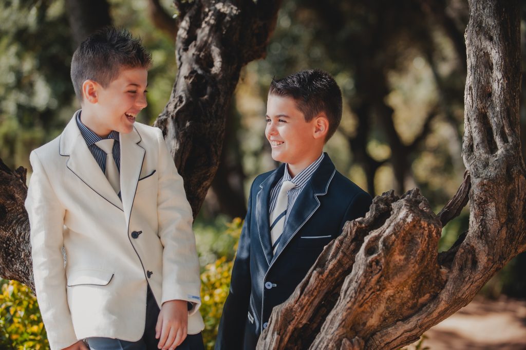 Niños durante sesión de comunión en el Laberinto de Horta
