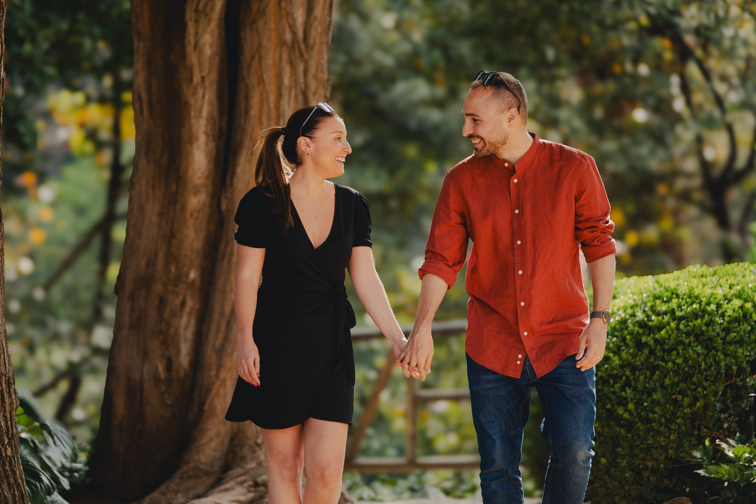 sesión de fotos de pareja natural en Barcelona caminando en un parque