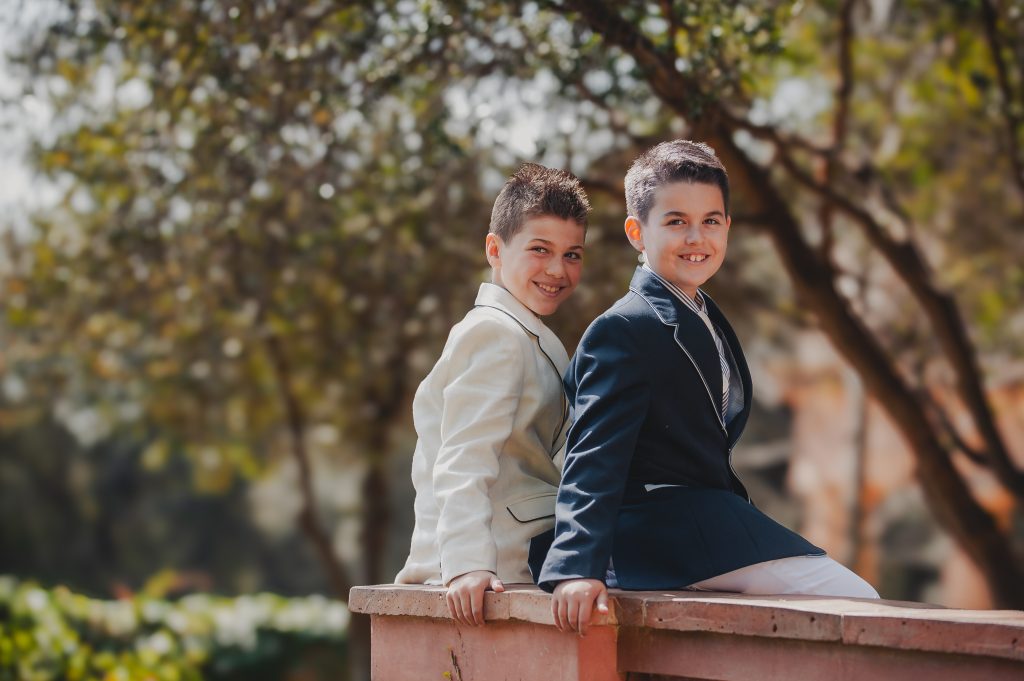 Dos hermanos en sesión de fotos de comunión en Barcelona