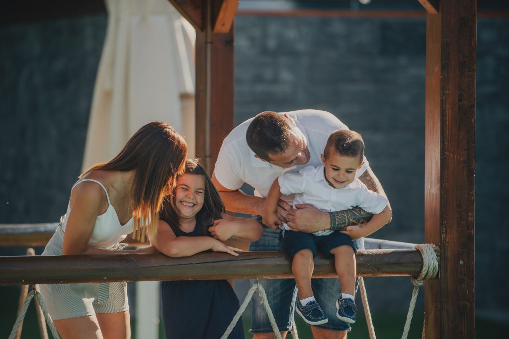 familia con dos hijos en masia les garrigues