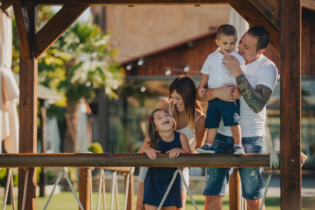 familia jugando con niños en masia les garrigues