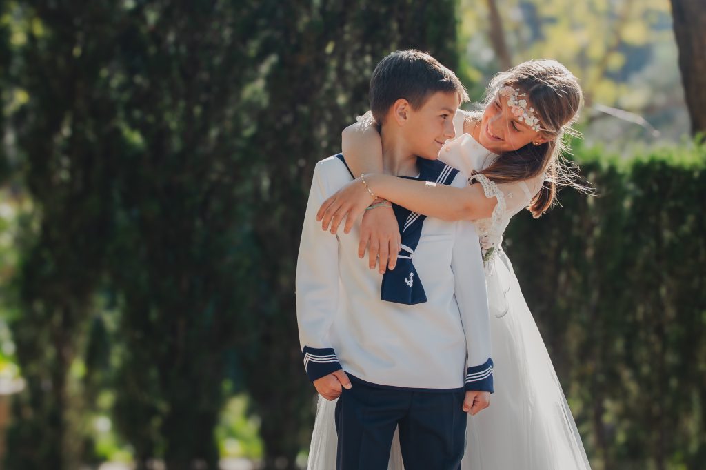 Sesión de comunión de Lucas y María en los Jardines del Grec en Barcelona