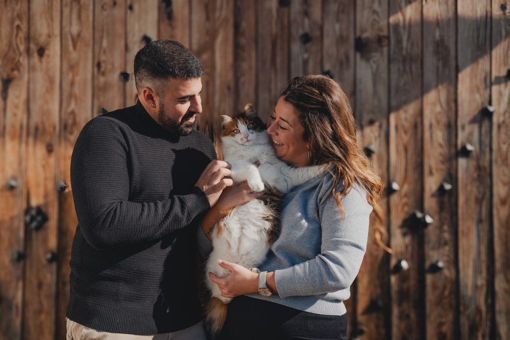 Sesión de fotos de pareja al amanecer en el Penedès entre viñedos y naturaleza