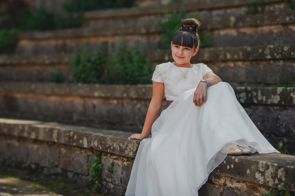 Sesión de comunión de Sara en los Jardines del Grec en Barcelona