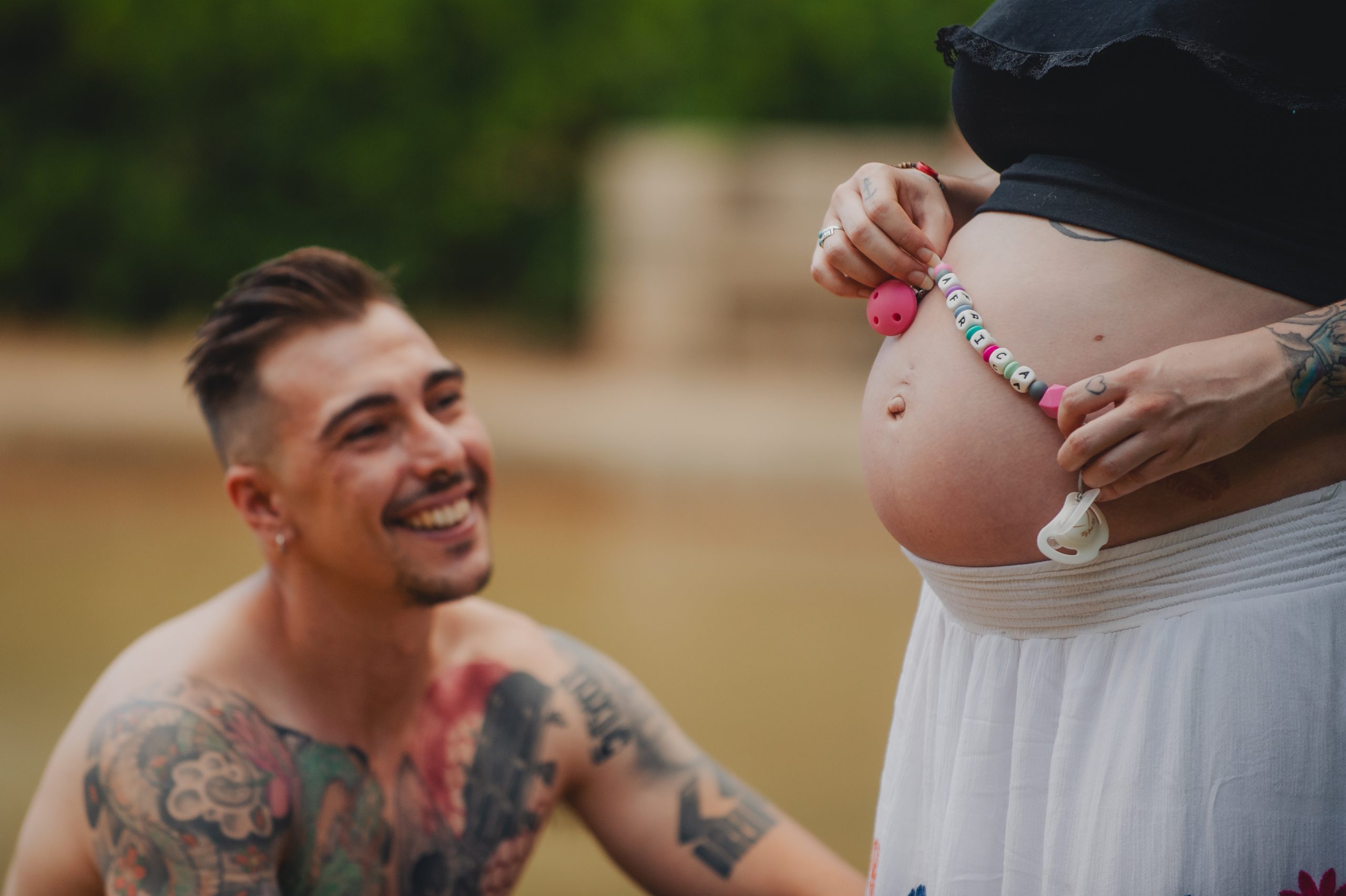 Sesión de embarazo natural en Barcelona en los Jardines del Grec