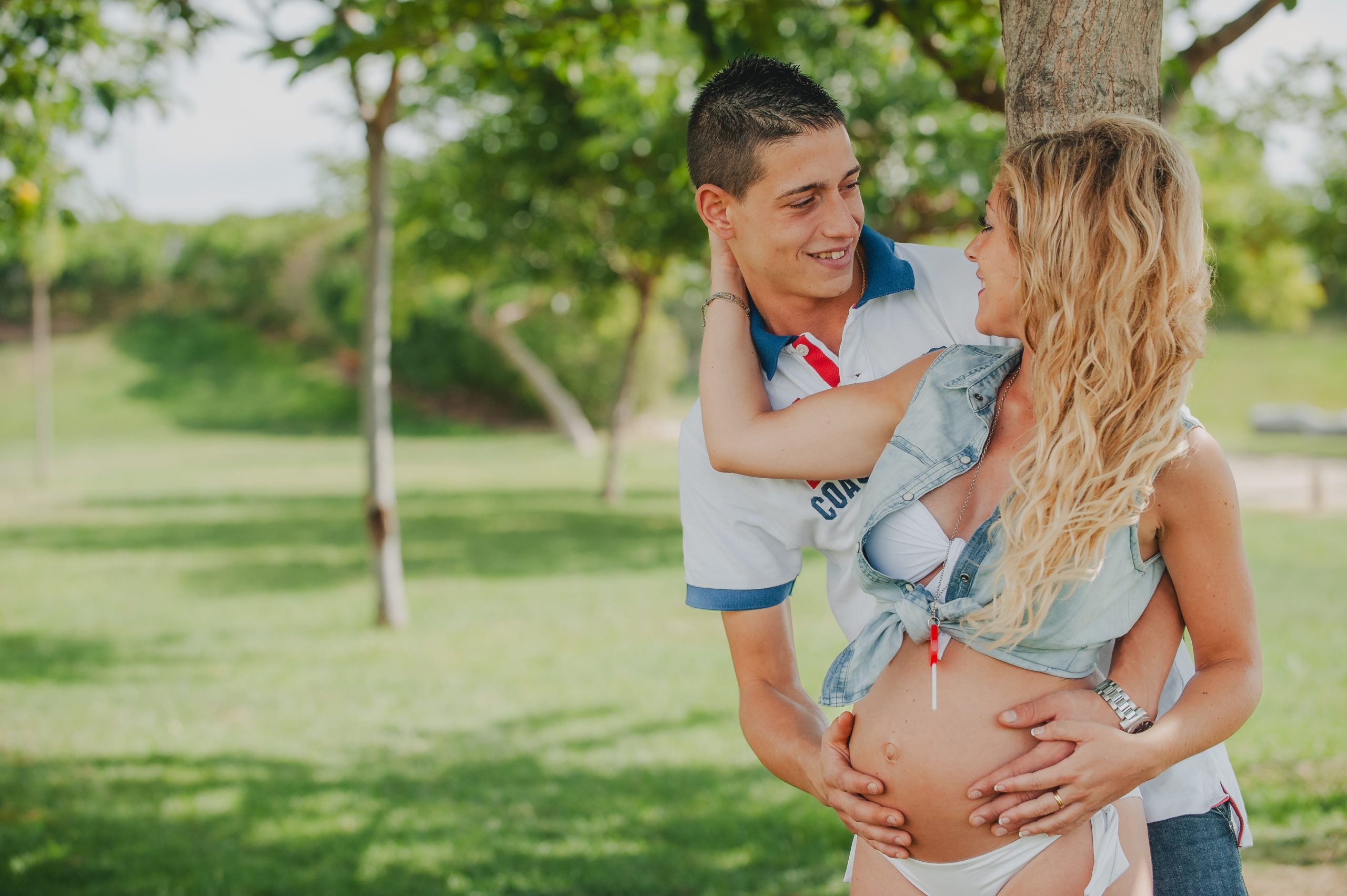Sesión de embarazo natural junto al mar en Barcelona