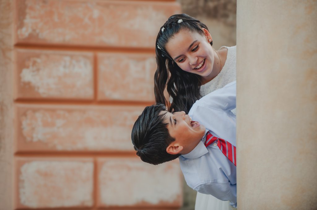 Fotografía de comunión infantil en el Parc del Laberint d'Horta