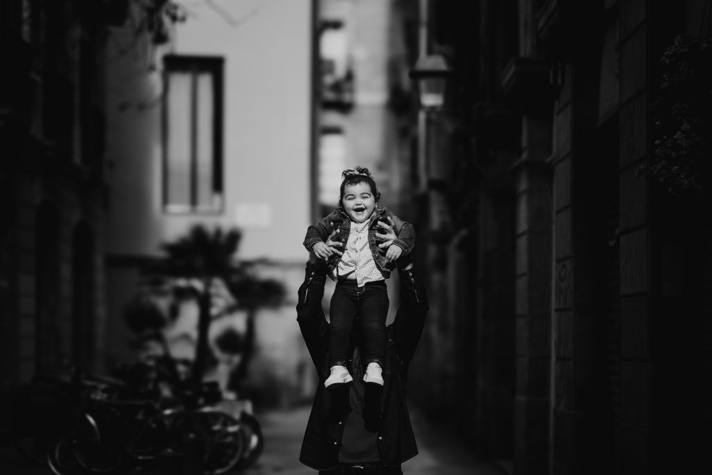 familia con hija en barrio gotico barcelona