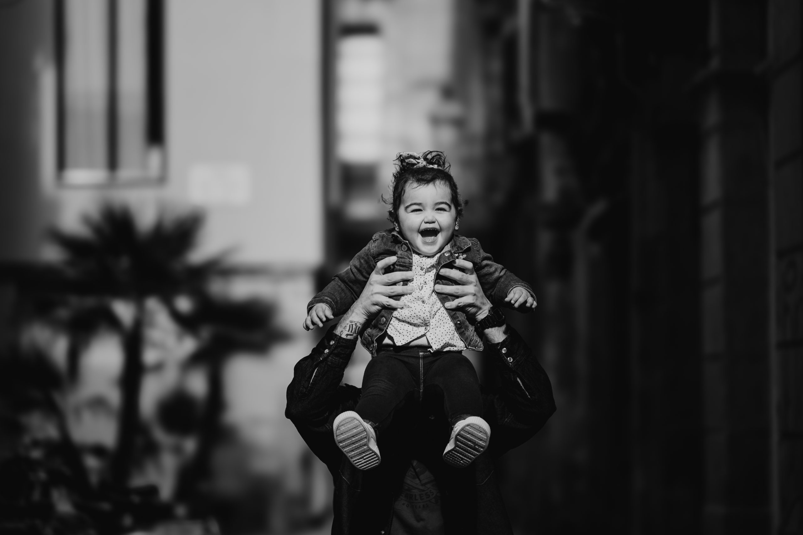 sesion de fotos familiar barrio gotico barcelona con niña