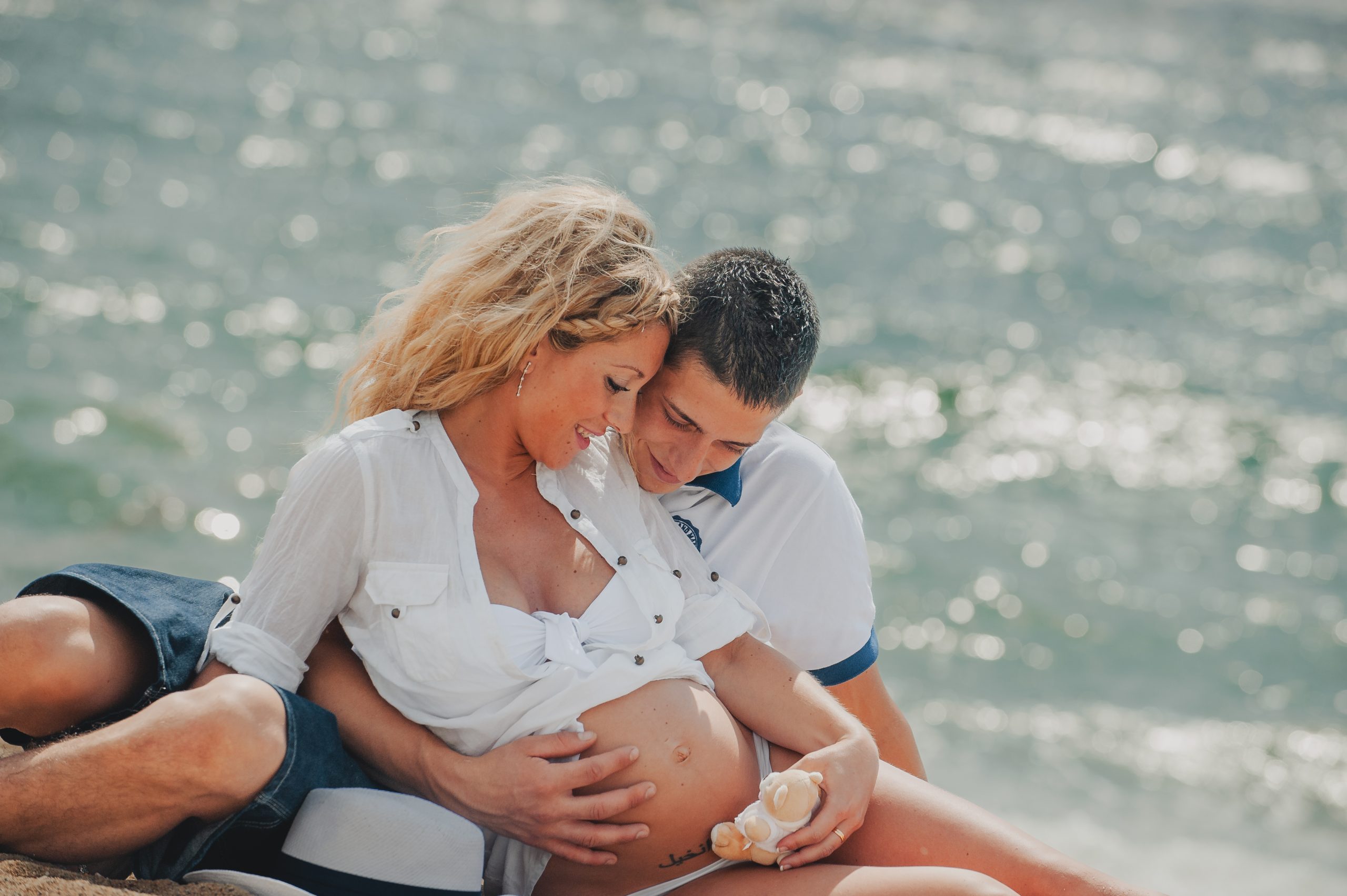 Fotografía premamá en la playa de Barcelona con luz natural