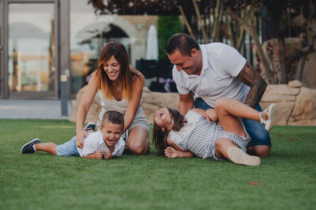 sesion de fotos familiar en masia les garrigues lleida