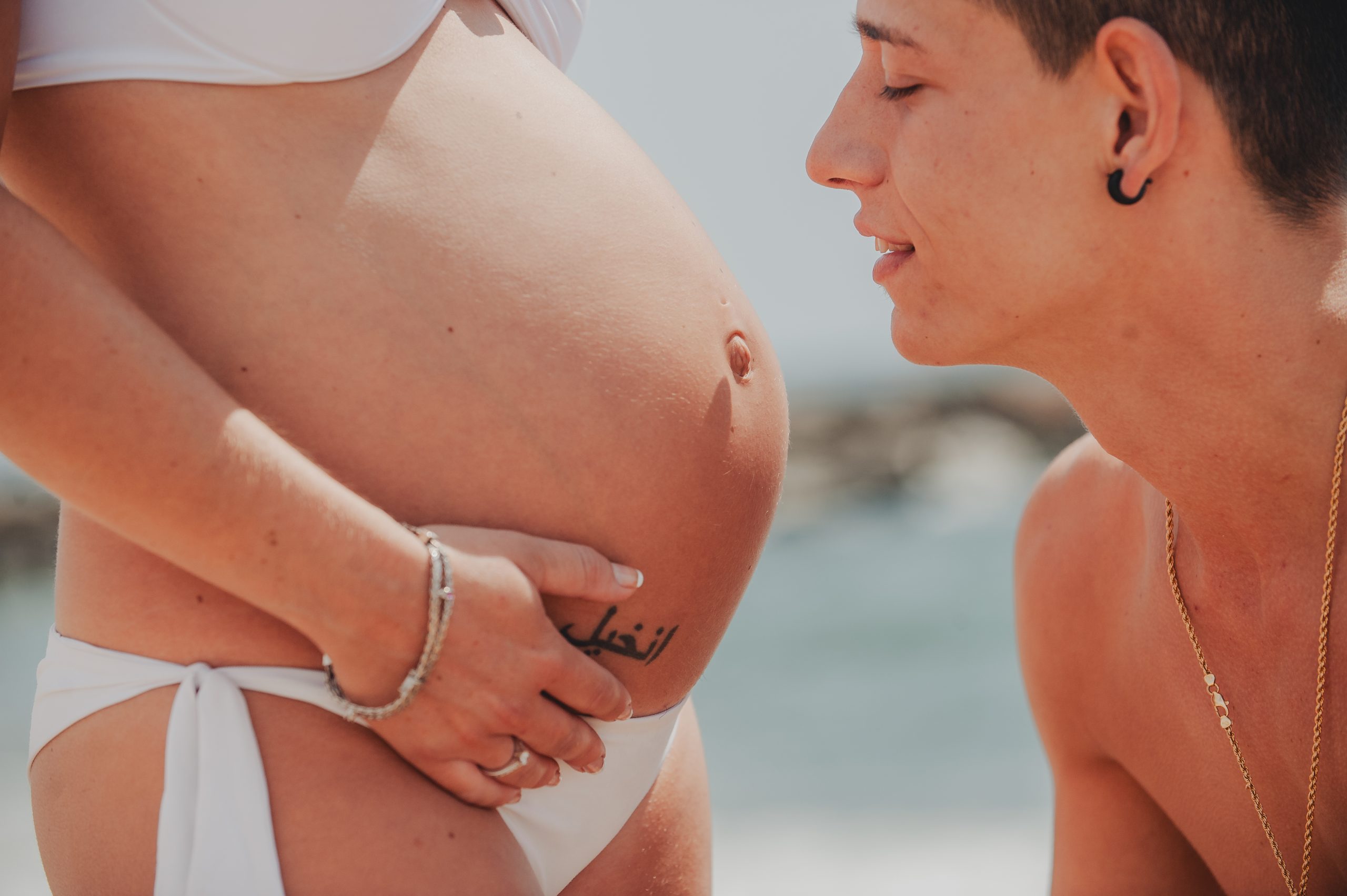 Sesión de fotos de embarazo natural en la costa de Barcelona