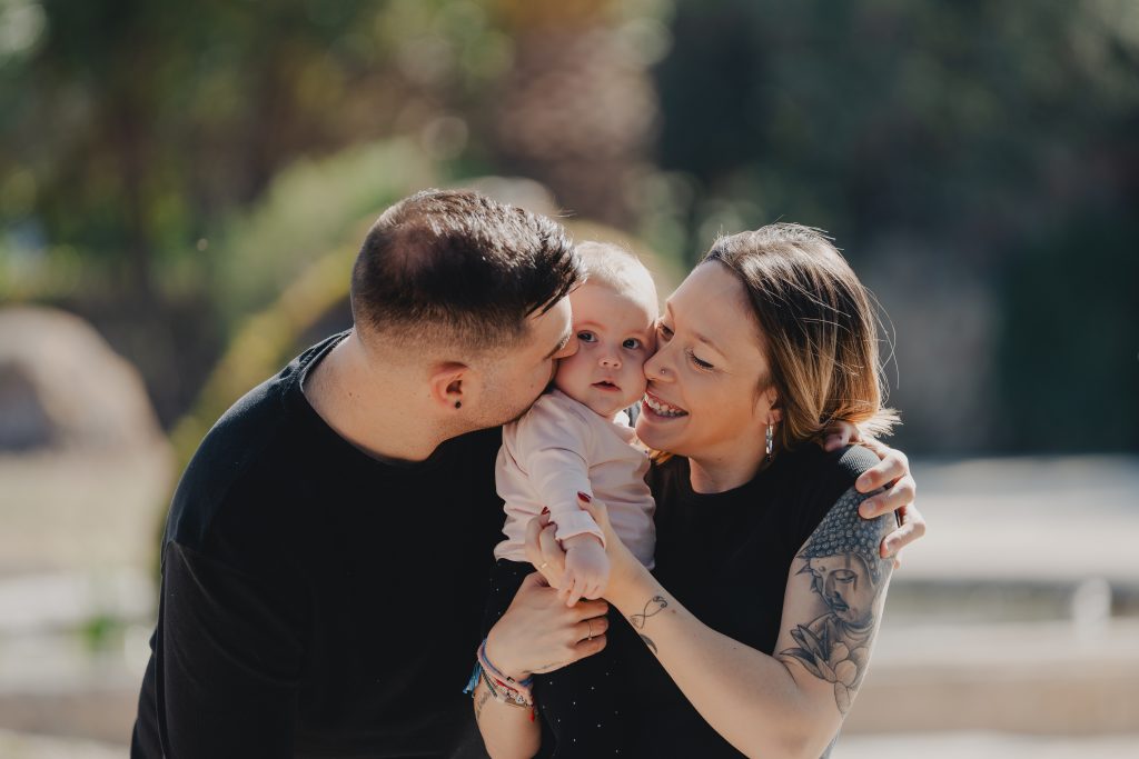fotografía de familia en el parqeu de Torre Blanca Barcelona