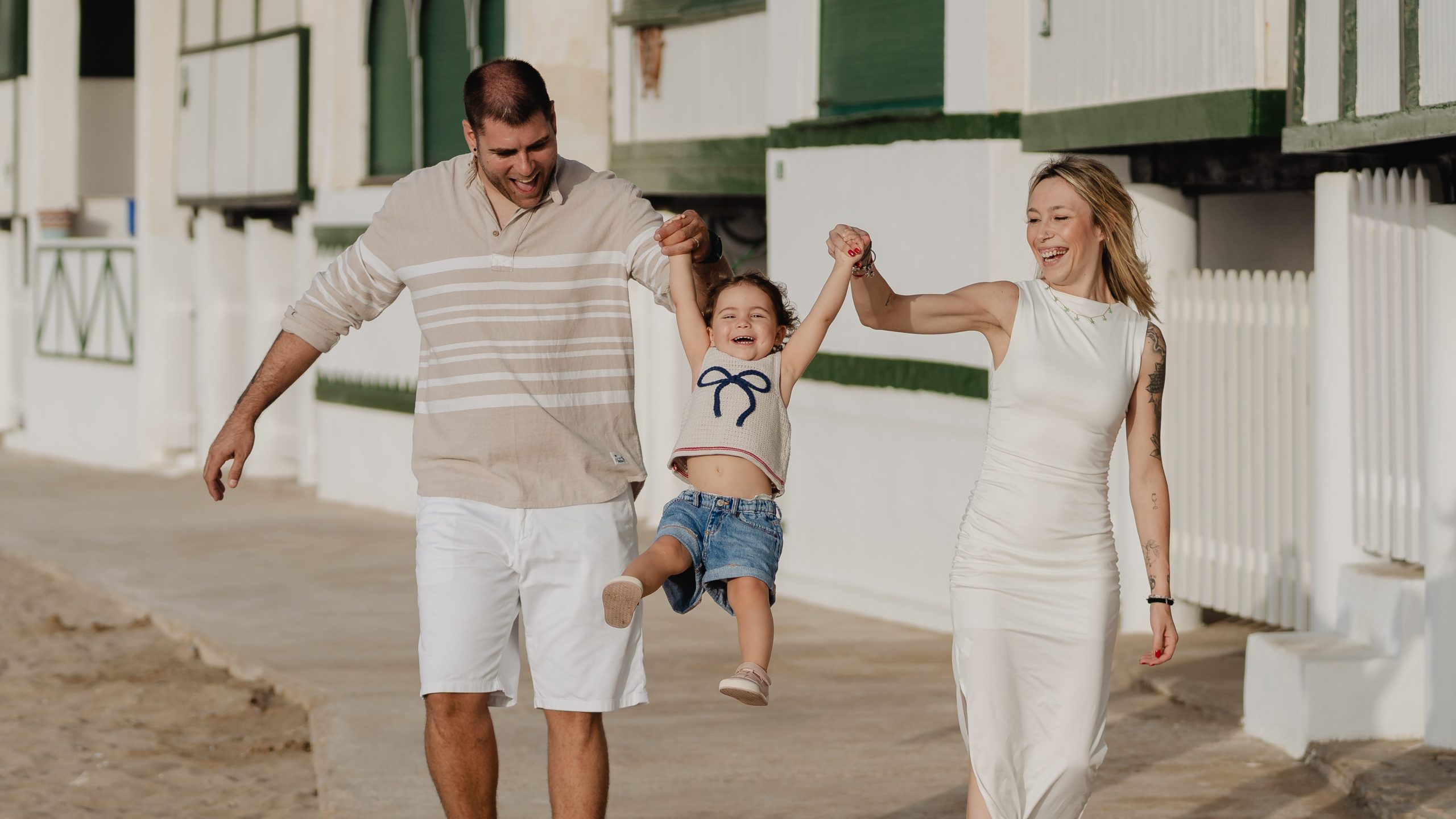 familia jugando con su hijo en sesión familiar en  el Garraf Bardelona